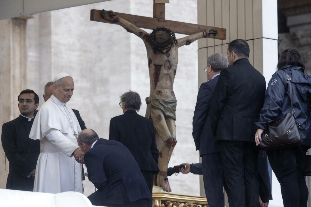 Papa Leon împlinește 70 de ani. Suveranul Pontif a primit un tort de la noul ambasador al SUA la Vatican. FOTO - Imaginea 12