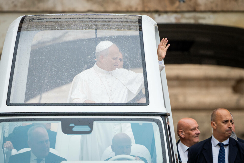 Papa Leon împlinește 70 de ani. Suveranul Pontif a primit un tort de la noul ambasador al SUA la Vatican. FOTO - Imaginea 13