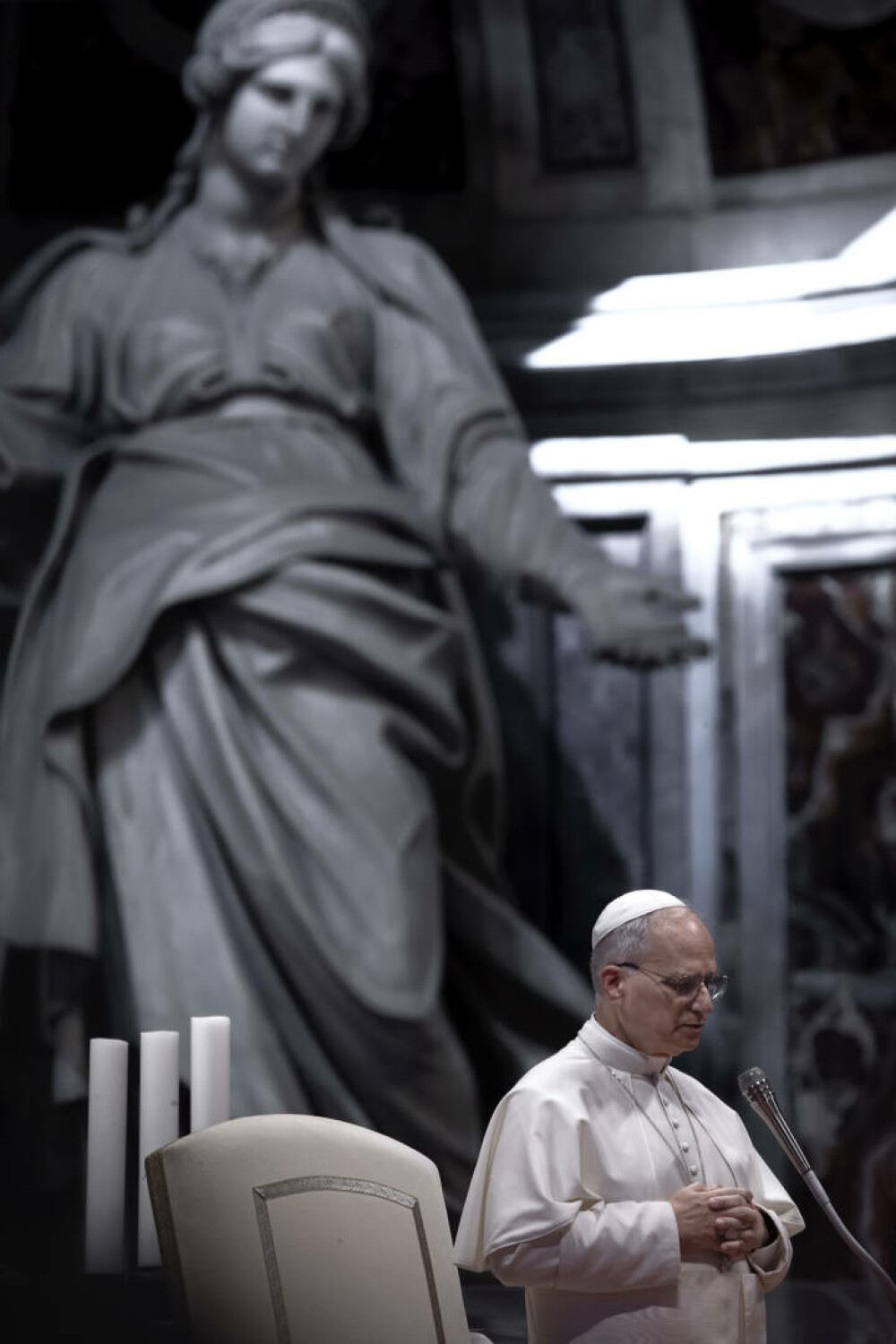 Papa Leon împlinește 70 de ani. Suveranul Pontif a primit un tort de la noul ambasador al SUA la Vatican. FOTO - Imaginea 17