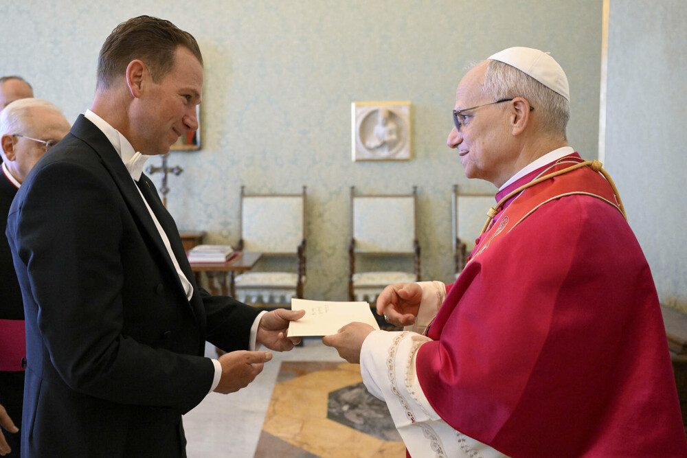 Papa Leon împlinește 70 de ani. Suveranul Pontif a primit un tort de la noul ambasador al SUA la Vatican. FOTO - Imaginea 21