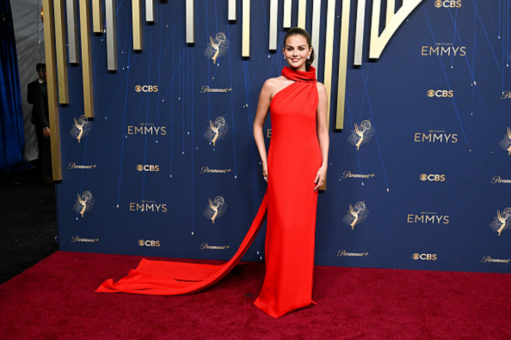 Cele mai bine îmbrăcate vedete la Emmy 2025. Ținutele spectaculoase cu care și-au făcut apariția pe covorul roșu GALERIE FOTO - Imaginea 36