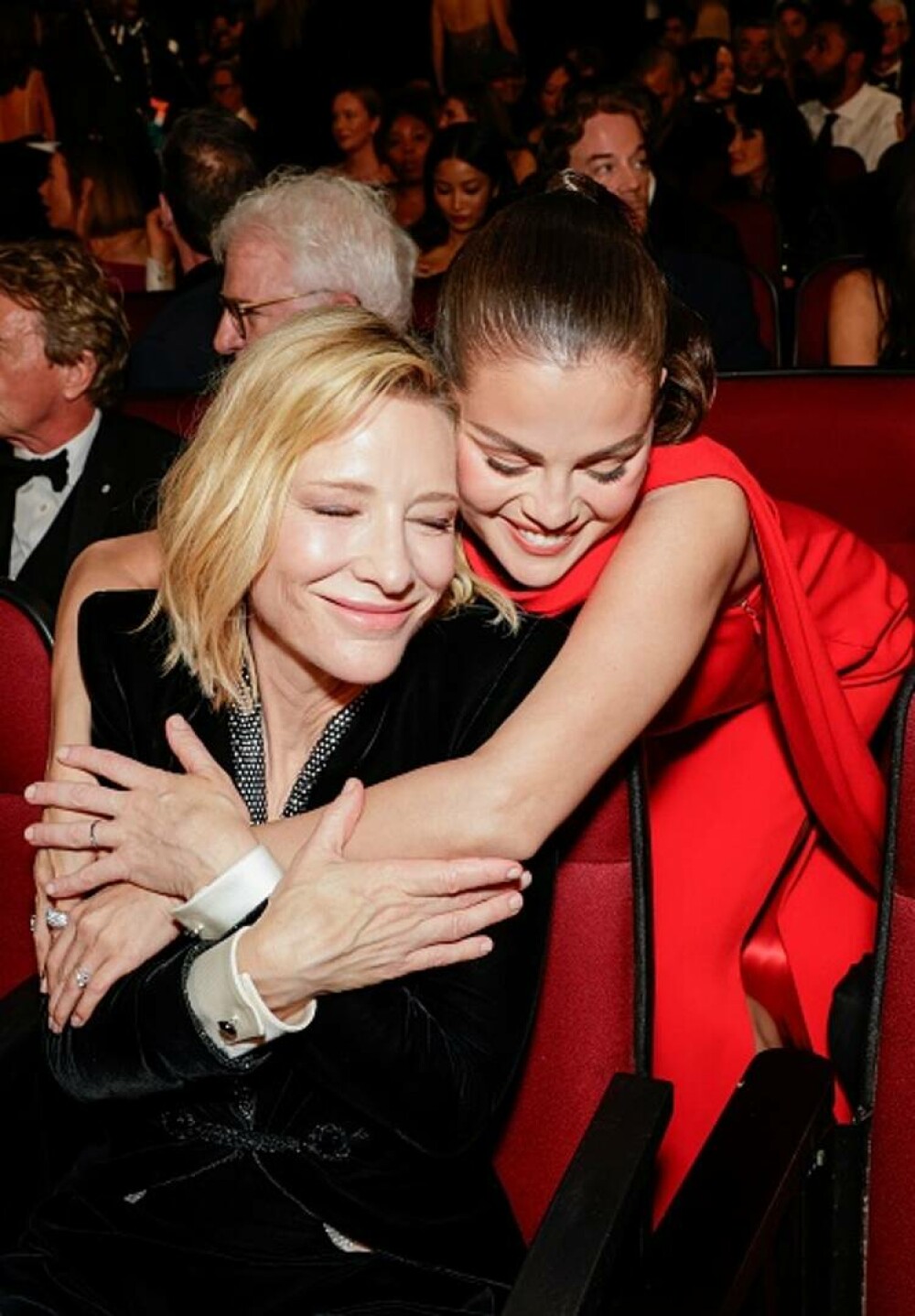 Cele mai bine îmbrăcate vedete la Emmy 2025. Ținutele spectaculoase cu care și-au făcut apariția pe covorul roșu GALERIE FOTO - Imaginea 56