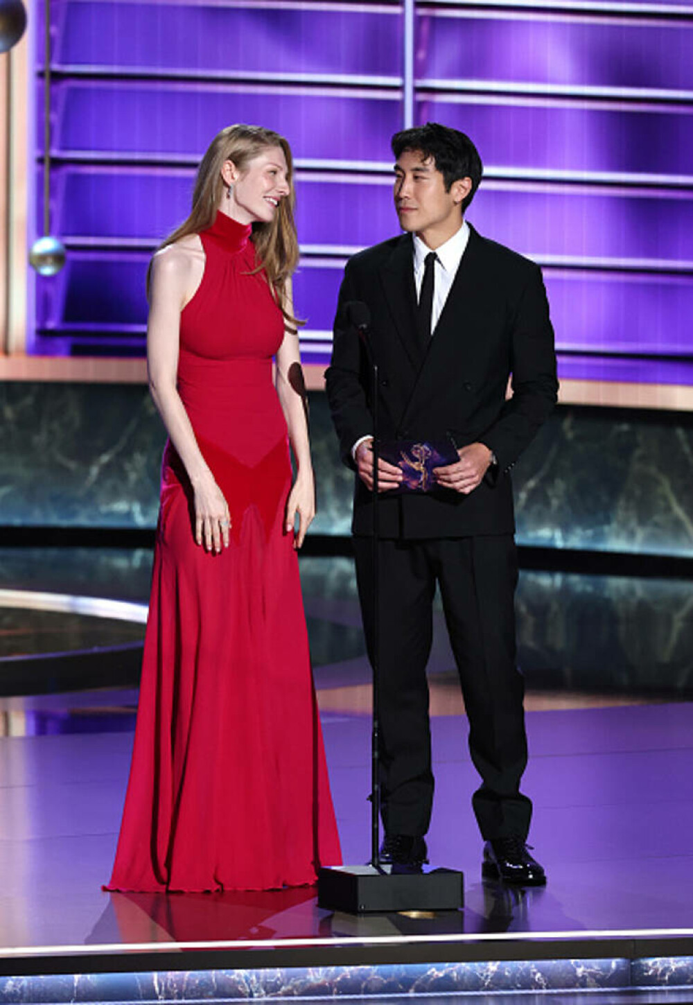 Cele mai bine îmbrăcate vedete la Emmy 2025. Ținutele spectaculoase cu care și-au făcut apariția pe covorul roșu GALERIE FOTO - Imaginea 81