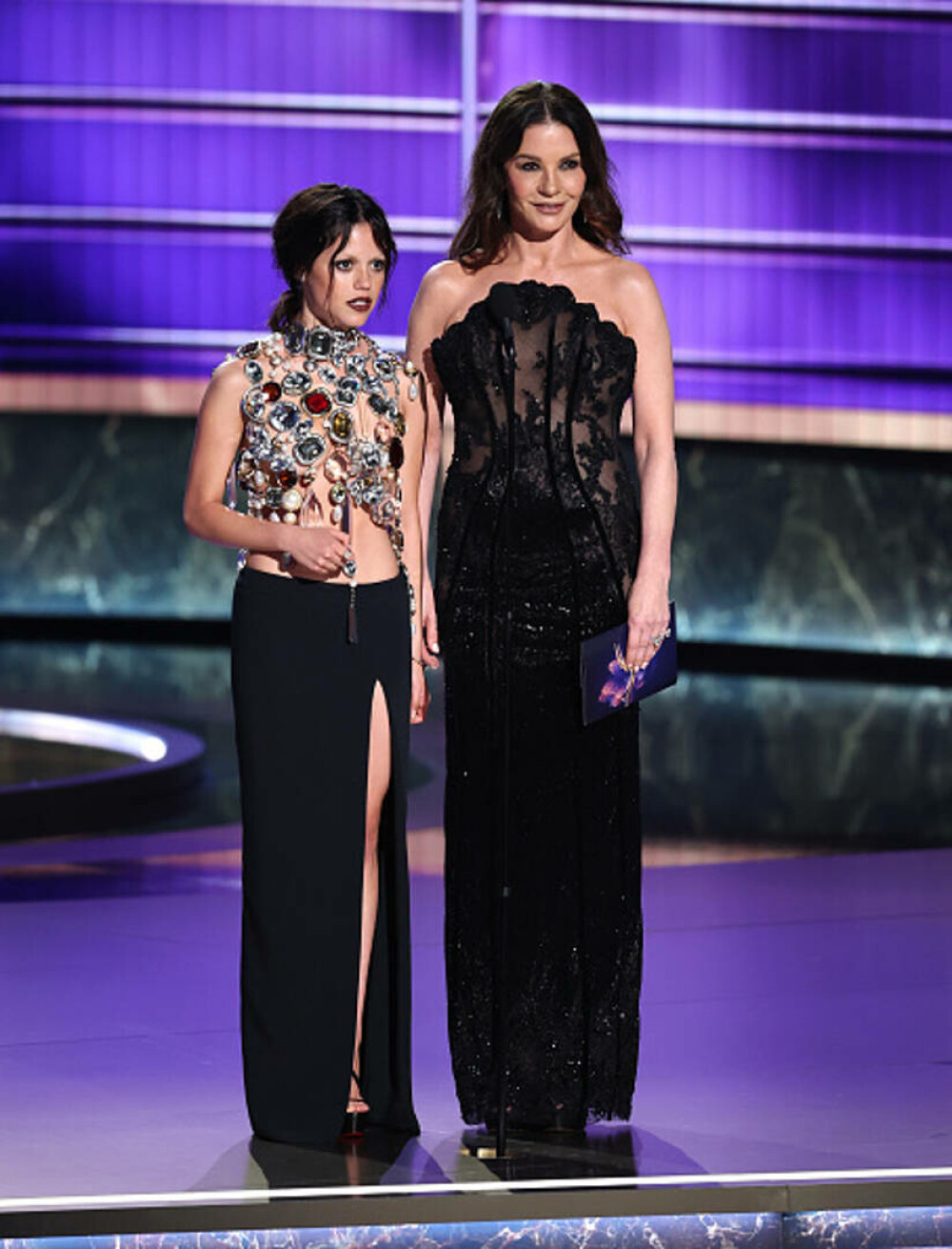 Cele mai bine îmbrăcate vedete la Emmy 2025. Ținutele spectaculoase cu care și-au făcut apariția pe covorul roșu GALERIE FOTO - Imaginea 87