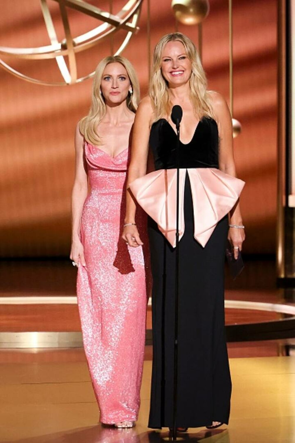 Cele mai bine îmbrăcate vedete la Emmy 2025. Ținutele spectaculoase cu care și-au făcut apariția pe covorul roșu GALERIE FOTO - Imaginea 90