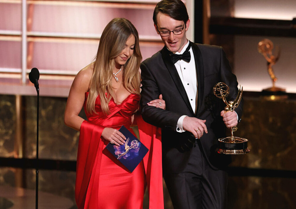 Cele mai bine îmbrăcate vedete la Emmy 2025. Ținutele spectaculoase cu care și-au făcut apariția pe covorul roșu GALERIE FOTO - Imaginea 92