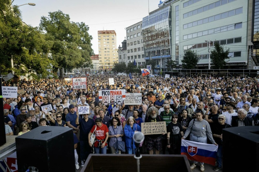„Fico la închisoare”. Mii de manifestanţi au cerut demisia prim-ministrului naţionalist al Slovaciei. GALERIE FOTO - Imaginea 1