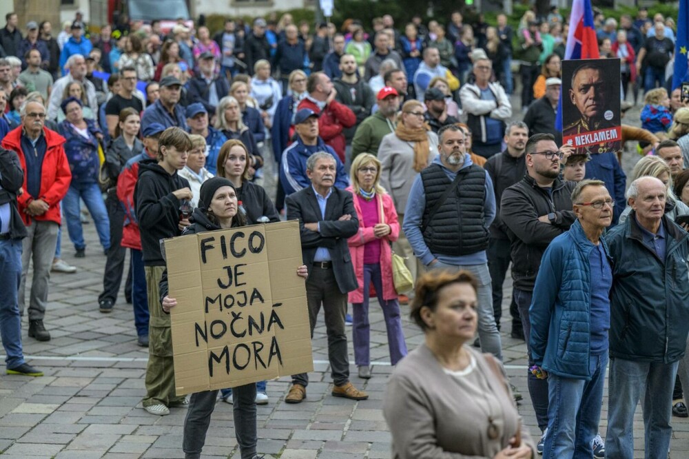 „Fico la închisoare”. Mii de manifestanţi au cerut demisia prim-ministrului naţionalist al Slovaciei. GALERIE FOTO - Imaginea 2