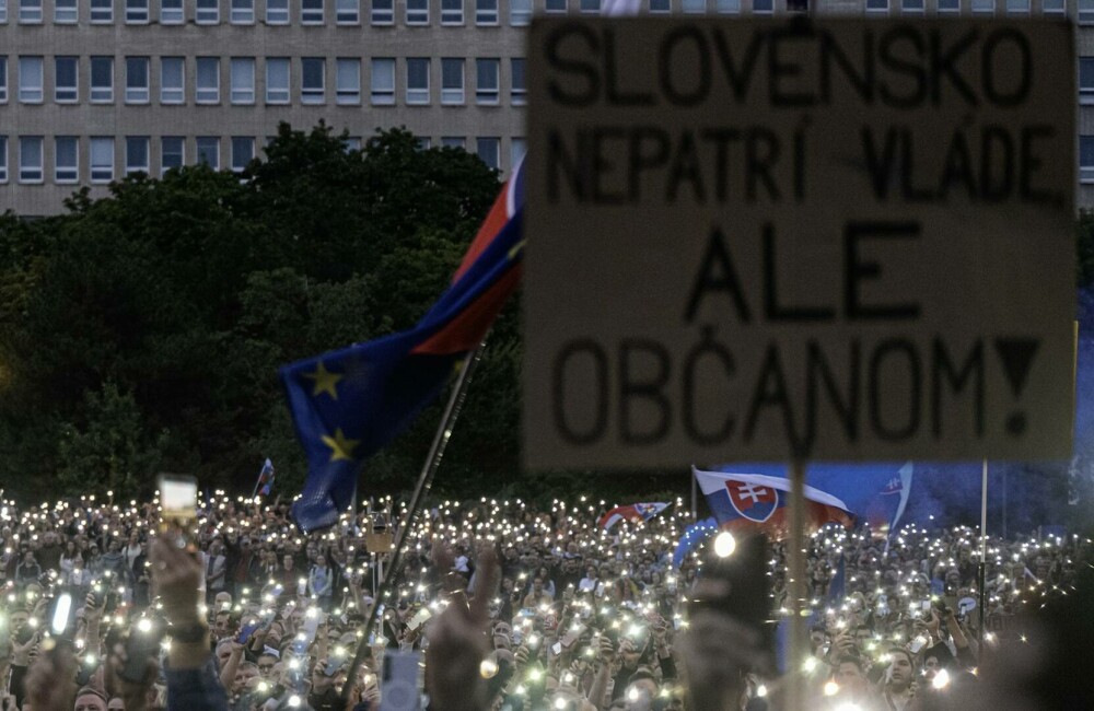 „Fico la închisoare”. Mii de manifestanţi au cerut demisia prim-ministrului naţionalist al Slovaciei. GALERIE FOTO - Imaginea 3