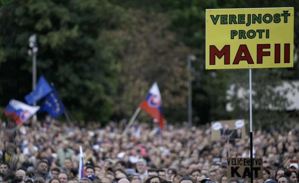 „Fico la închisoare”. Mii de manifestanţi au cerut demisia prim-ministrului naţionalist al Slovaciei. GALERIE FOTO - Imaginea 5