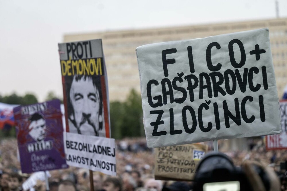 „Fico la închisoare”. Mii de manifestanţi au cerut demisia prim-ministrului naţionalist al Slovaciei. GALERIE FOTO - Imaginea 6