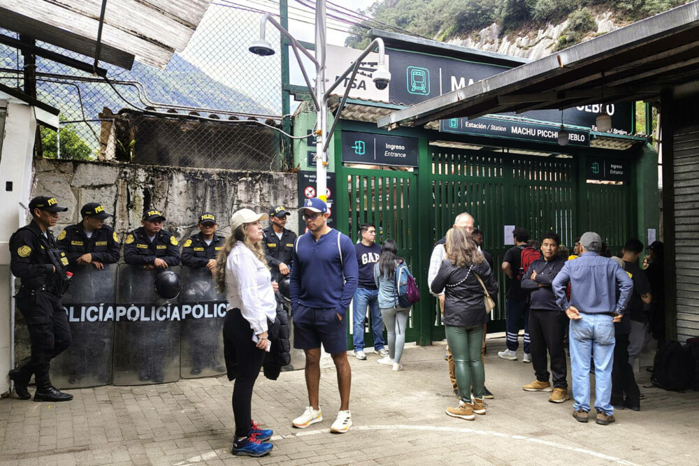 Peru a evacuat 1.400 de turişti din Machu Picchu, în urma unor proteste. Cererile locuitorilor. FOTO - Imaginea 4