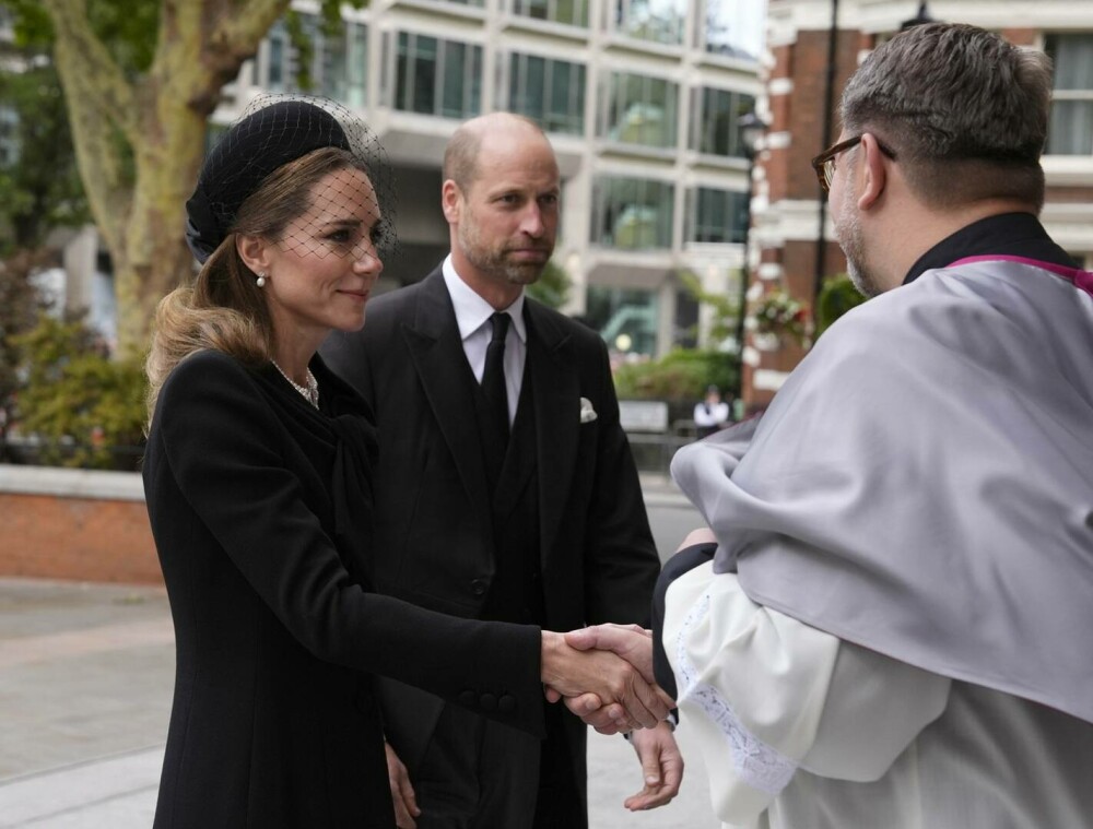 Prințesa Kate, apariție îndrăzneață cu pălărie de cowboy. Mesajul pentru echipa feminină de rugby a Angliei. FOTO - Imaginea 24