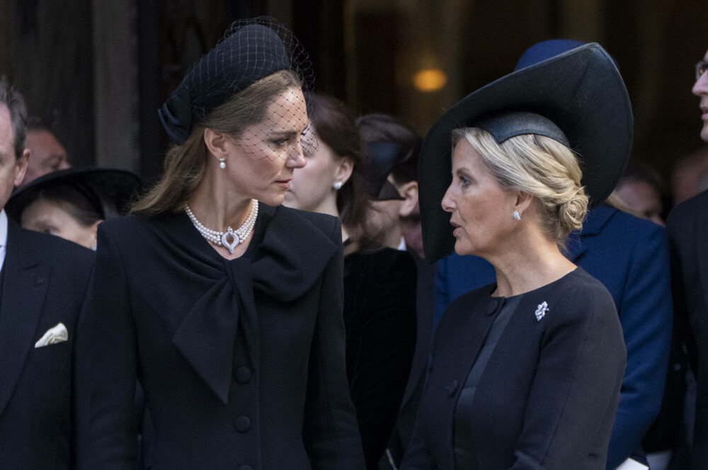 Kate Middleton, apariție plină de eleganță și naturalețe în timpul vizitei la RAF Coningsby. GALERIE FOTO - Imaginea 47