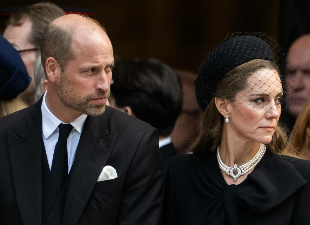 Kate Middleton, apariție plină de eleganță și naturalețe în timpul vizitei la RAF Coningsby. GALERIE FOTO - Imaginea 43