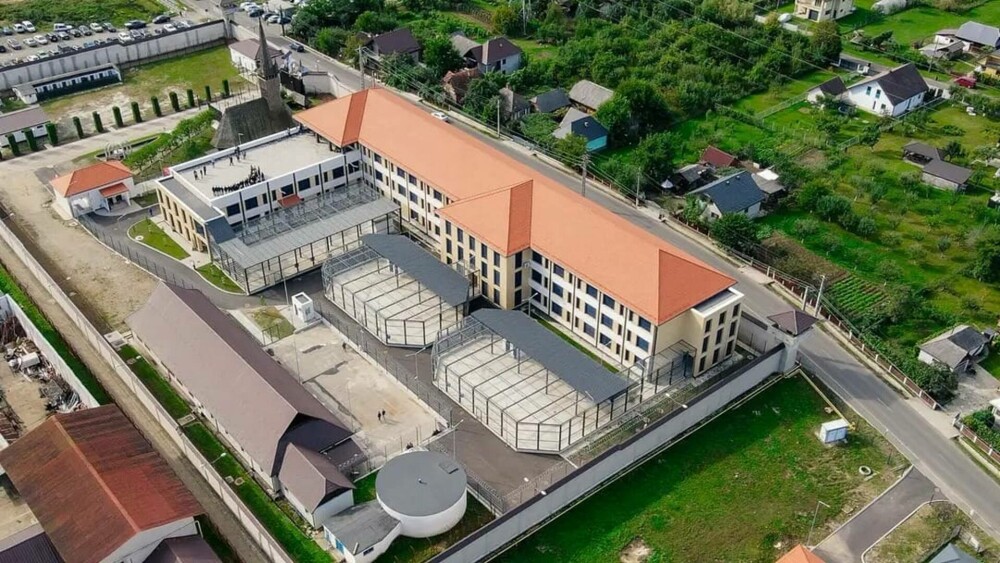 Cum arată prima închisoare din România, inspirată după cele din Norvegia. Are o sală de spectacole și biblioteci - Imaginea 2