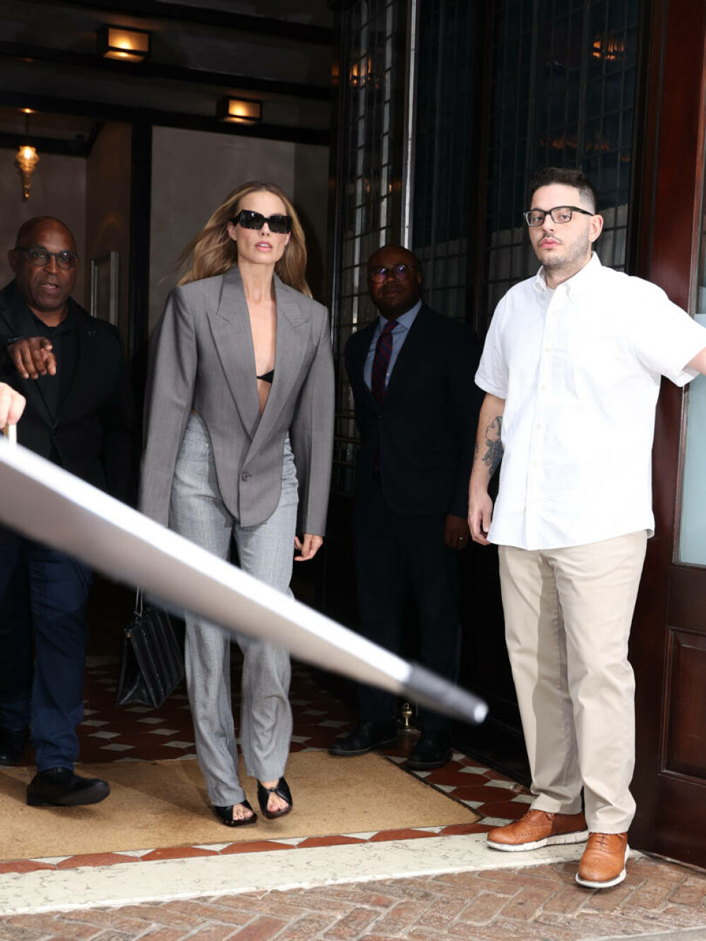 Margot Robbie revine în centrul atenției cu o ținută îndrăzneață pe străzile din New York. GALERIE FOTO - Imaginea 4