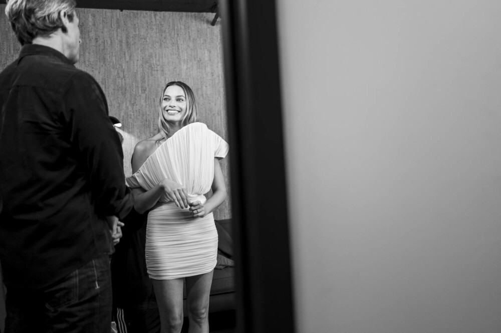 Margot Robbie revine în centrul atenției cu o ținută îndrăzneață pe străzile din New York. GALERIE FOTO - Imaginea 14