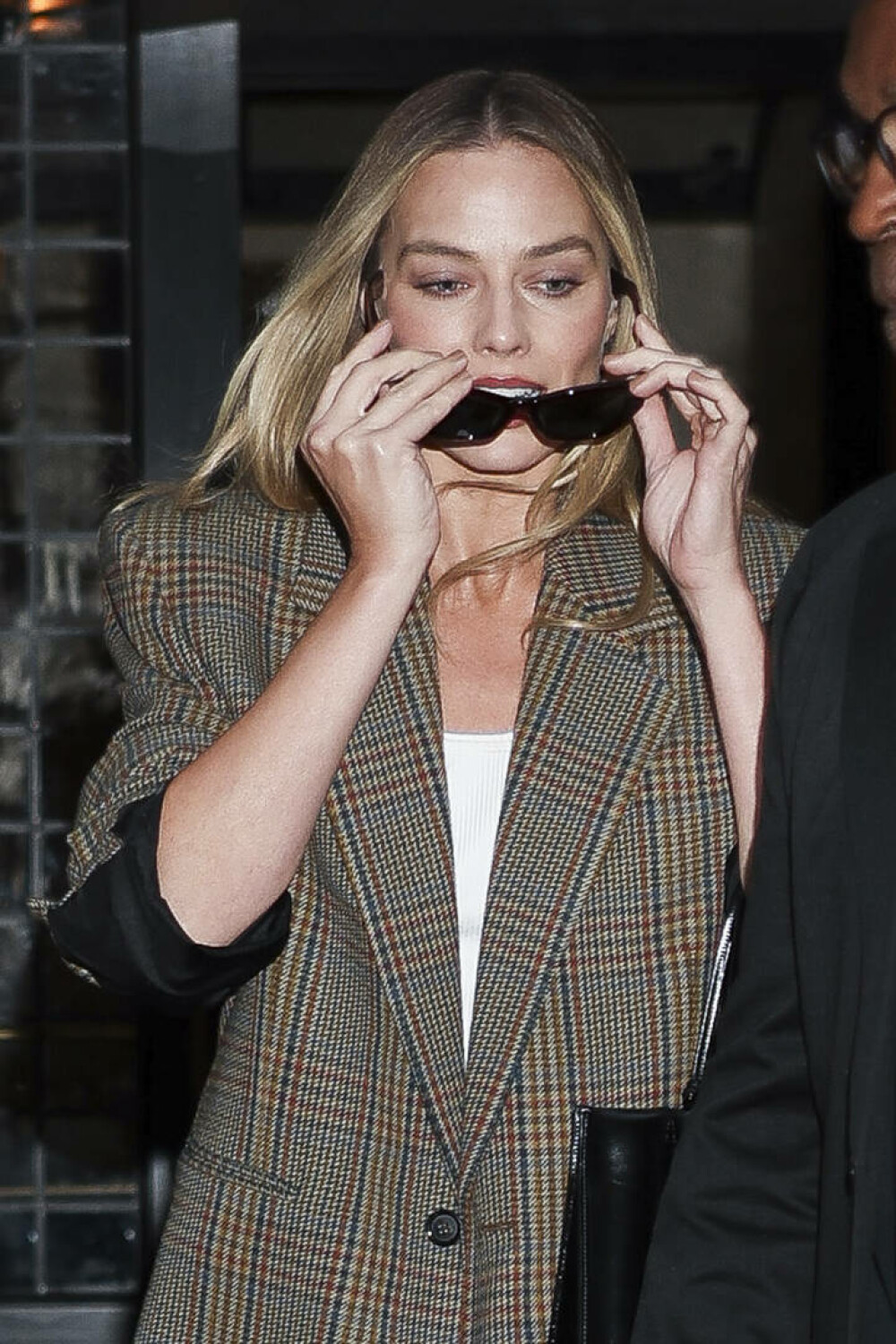 Margot Robbie revine în centrul atenției cu o ținută îndrăzneață pe străzile din New York. GALERIE FOTO - Imaginea 18