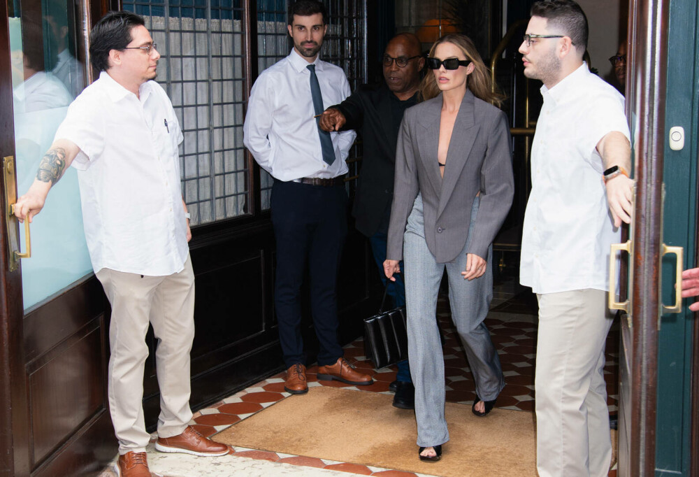Margot Robbie revine în centrul atenției cu o ținută îndrăzneață pe străzile din New York. GALERIE FOTO - Imaginea 25