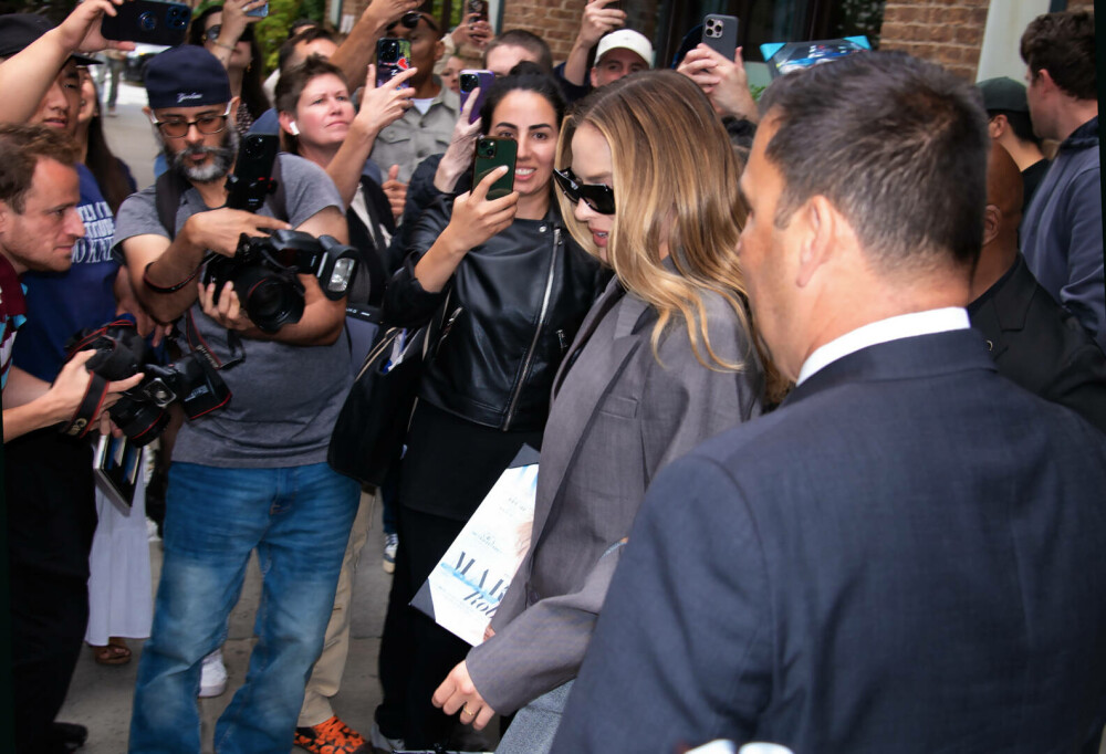 Margot Robbie revine în centrul atenției cu o ținută îndrăzneață pe străzile din New York. GALERIE FOTO - Imaginea 26