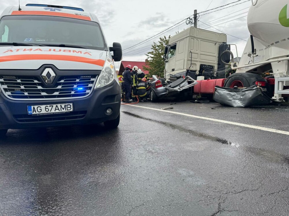 Tatăl, mama și fiica au murit pe DN7, în Argeș, după mașina lor s-a izbit violent de o autocisternă - Imaginea 1
