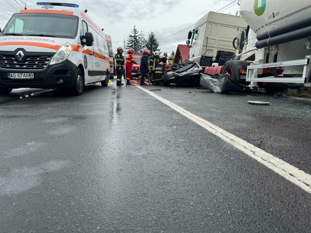 Tatăl, mama și fiica au murit pe DN7, în Argeș, după mașina lor s-a izbit violent de o autocisternă - Imaginea 2