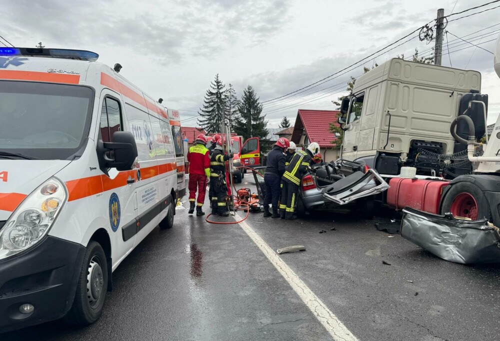 Tatăl, mama și fiica au murit pe DN7, în Argeș, după mașina lor s-a izbit violent de o autocisternă - Imaginea 3
