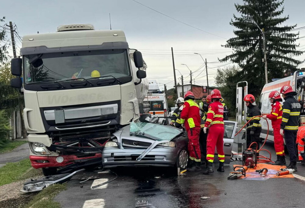 Tatăl, mama și fiica au murit pe DN7, în Argeș, după mașina lor s-a izbit violent de o autocisternă - Imaginea 4