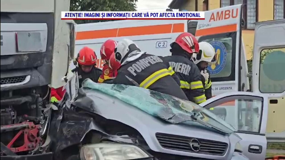 Tatăl, mama și fiica au murit pe DN7, în Argeș, după mașina lor s-a izbit violent de o autocisternă - Imaginea 6
