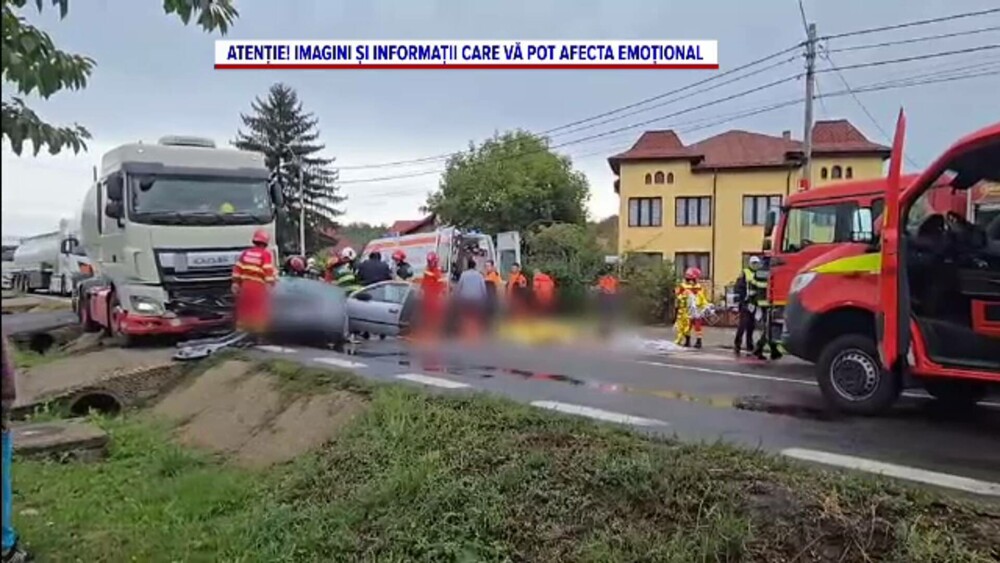 Tatăl, mama și fiica au murit pe DN7, în Argeș, după mașina lor s-a izbit violent de o autocisternă - Imaginea 7