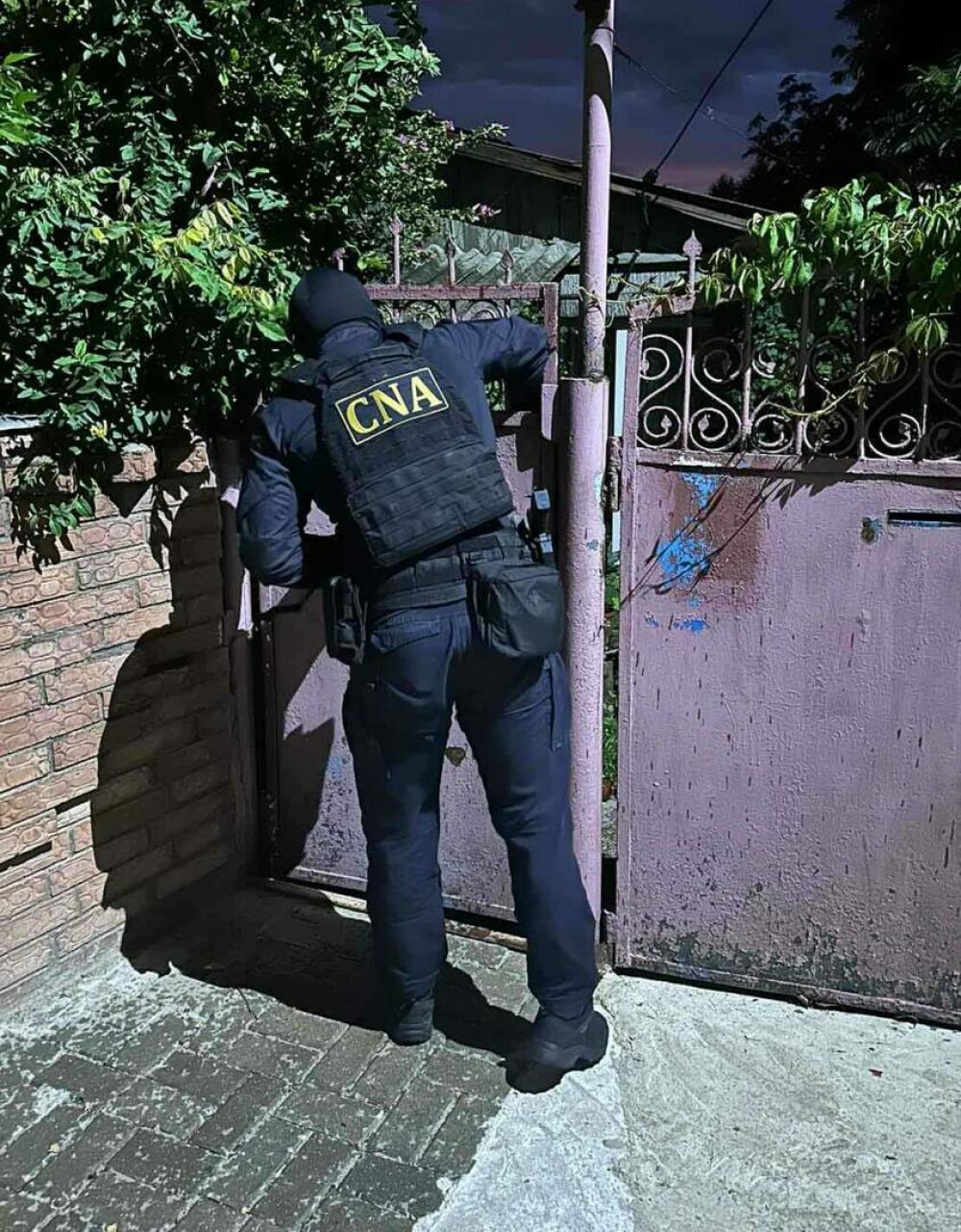 Zeci de percheziţii au loc din nou în Republica Moldova în legătură cu finanţarea ilegală a partidelor. FOTO - Imaginea 3