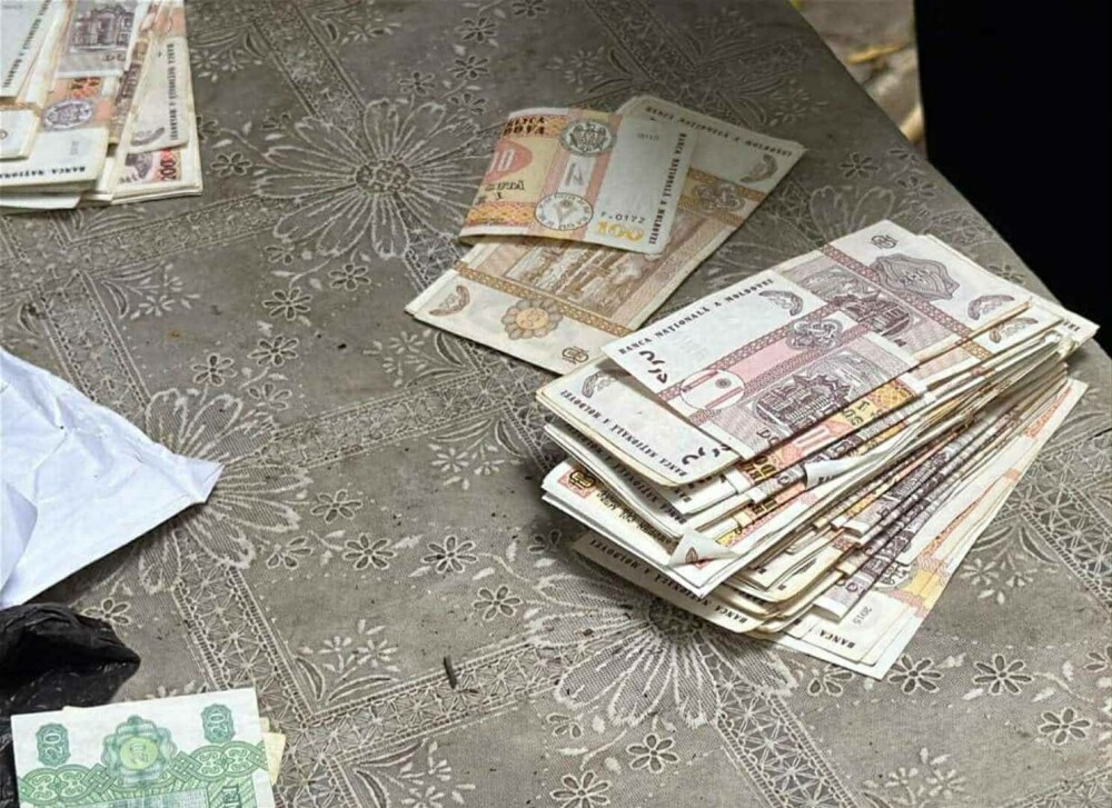 Zeci de percheziţii au loc din nou în Republica Moldova în legătură cu finanţarea ilegală a partidelor. FOTO - Imaginea 1