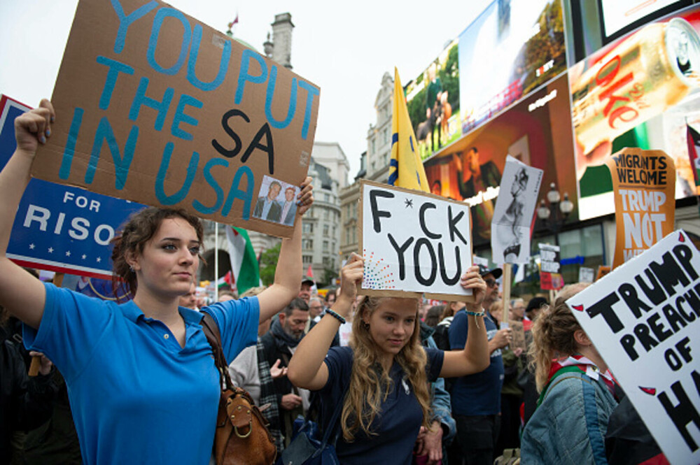 Mii de oameni au protestat la Londra față de vizita de stat a lui Donald Trump: „Migranții sunt bineveniți, el nu”. FOTO - Imaginea 16