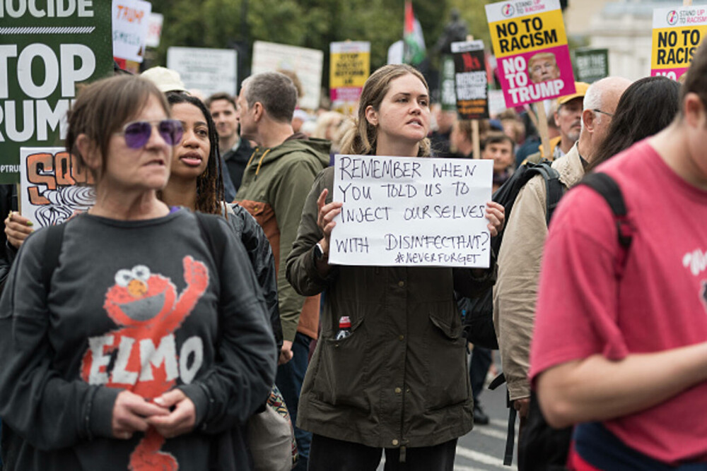 Mii de oameni au protestat la Londra față de vizita de stat a lui Donald Trump: „Migranții sunt bineveniți, el nu”. FOTO - Imaginea 2