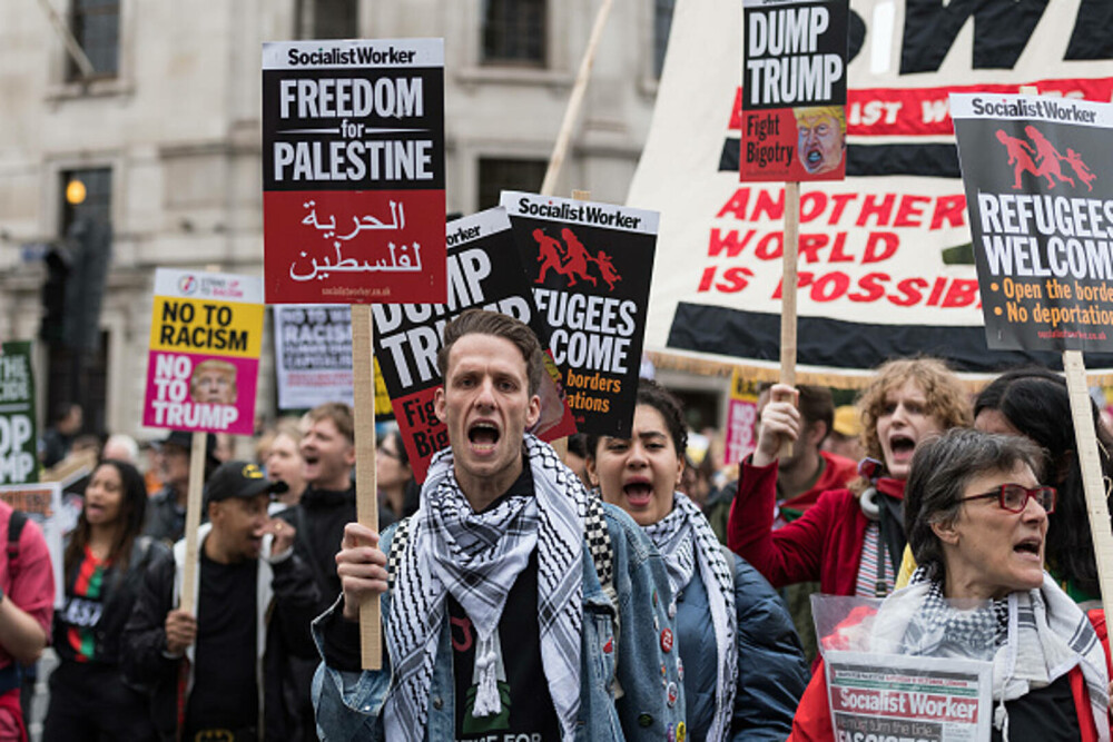 Mii de oameni au protestat la Londra față de vizita de stat a lui Donald Trump: „Migranții sunt bineveniți, el nu”. FOTO - Imaginea 3