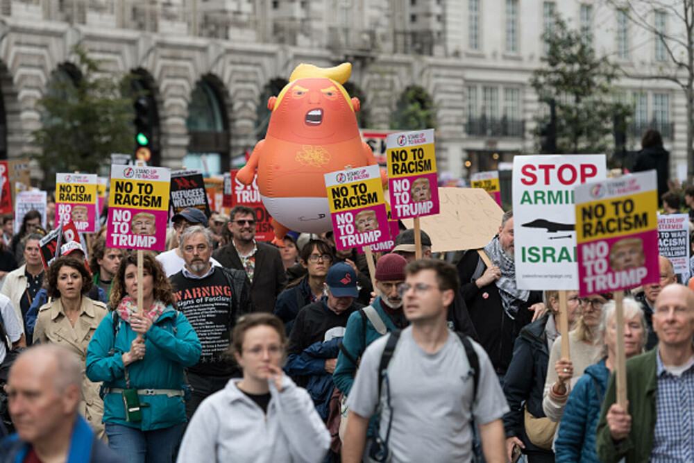 Mii de oameni au protestat la Londra față de vizita de stat a lui Donald Trump: „Migranții sunt bineveniți, el nu”. FOTO - Imaginea 4