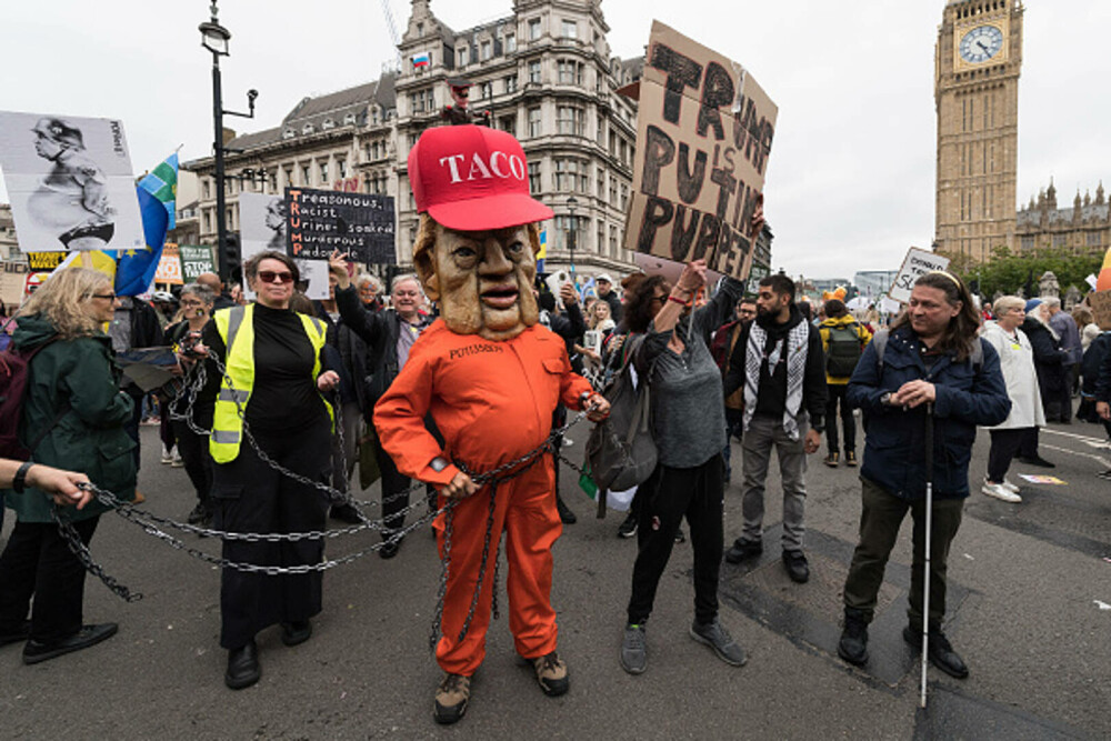 Mii de oameni au protestat la Londra față de vizita de stat a lui Donald Trump: „Migranții sunt bineveniți, el nu”. FOTO - Imaginea 5