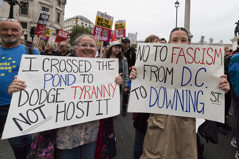 Mii de oameni au protestat la Londra față de vizita de stat a lui Donald Trump: „Migranții sunt bineveniți, el nu”. FOTO - Imaginea 6