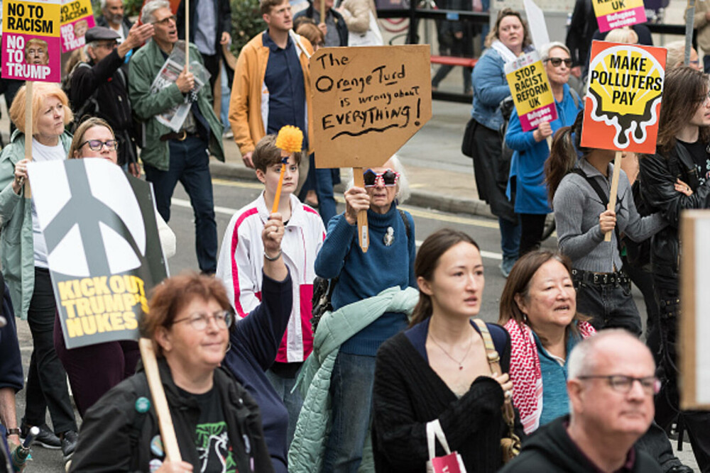 Mii de oameni au protestat la Londra față de vizita de stat a lui Donald Trump: „Migranții sunt bineveniți, el nu”. FOTO - Imaginea 8