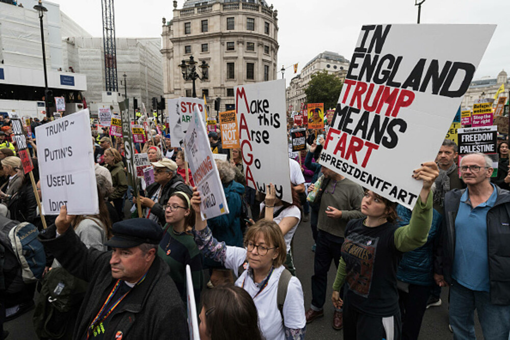 Mii de oameni au protestat la Londra față de vizita de stat a lui Donald Trump: „Migranții sunt bineveniți, el nu”. FOTO - Imaginea 9