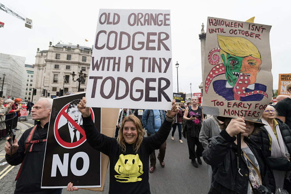 Mii de oameni au protestat la Londra față de vizita de stat a lui Donald Trump: „Migranții sunt bineveniți, el nu”. FOTO - Imaginea 10