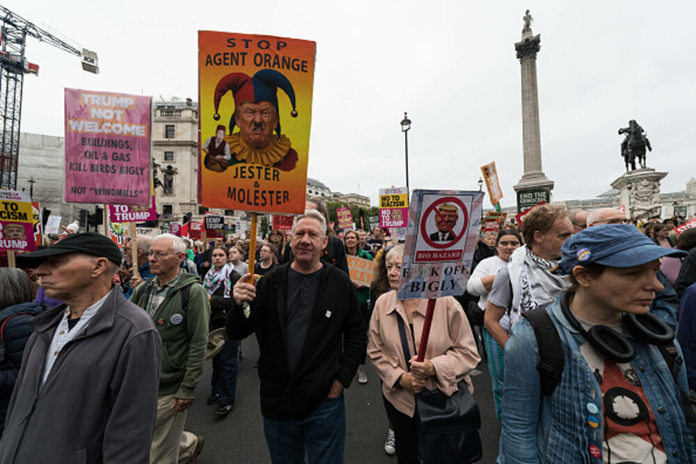 Mii de oameni au protestat la Londra față de vizita de stat a lui Donald Trump: „Migranții sunt bineveniți, el nu”. FOTO - Imaginea 11
