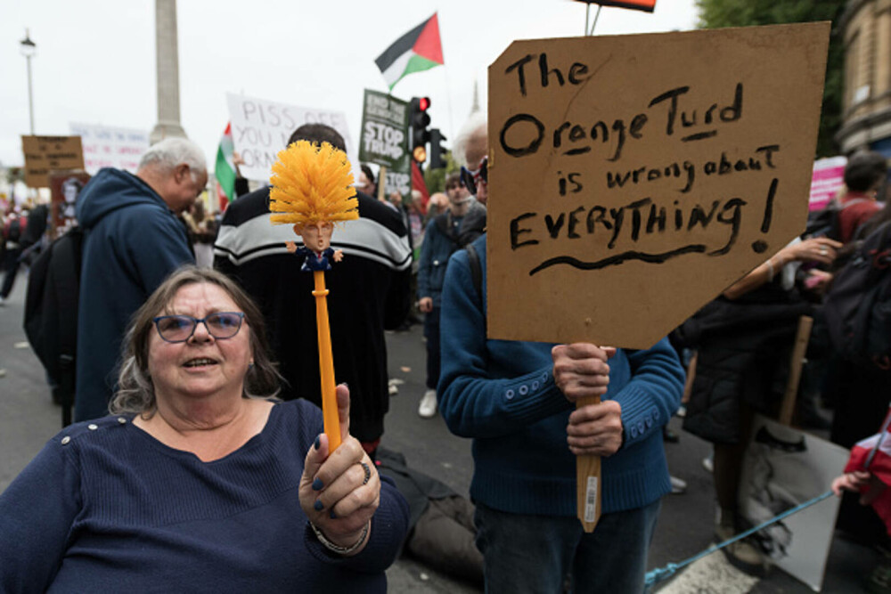 Mii de oameni au protestat la Londra față de vizita de stat a lui Donald Trump: „Migranții sunt bineveniți, el nu”. FOTO - Imaginea 12
