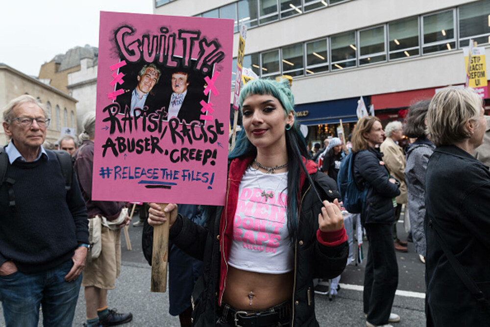 Mii de oameni au protestat la Londra față de vizita de stat a lui Donald Trump: „Migranții sunt bineveniți, el nu”. FOTO - Imaginea 13