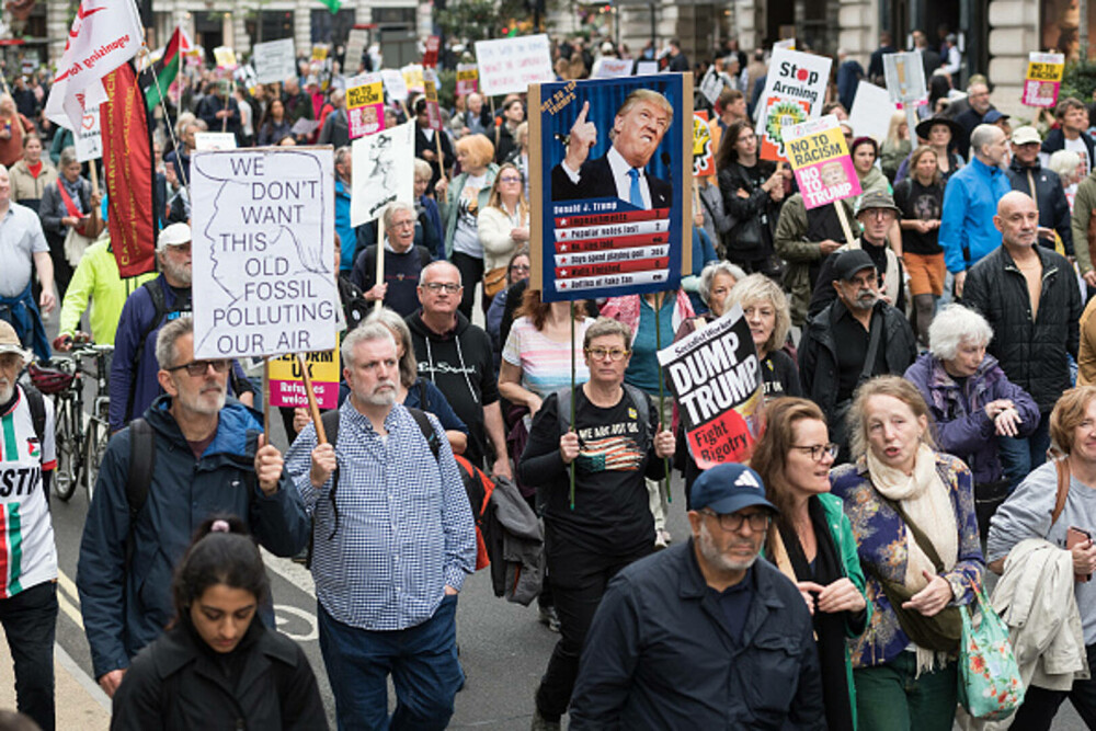 Mii de oameni au protestat la Londra față de vizita de stat a lui Donald Trump: „Migranții sunt bineveniți, el nu”. FOTO - Imaginea 14