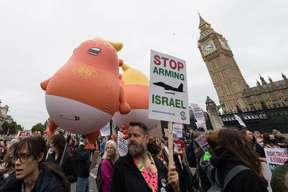Mii de oameni au protestat la Londra față de vizita de stat a lui Donald Trump: „Migranții sunt bineveniți, el nu”. FOTO - Imaginea 15