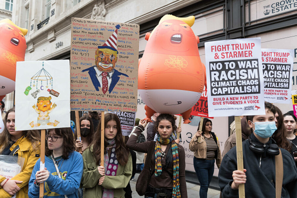 Mii de oameni au protestat la Londra față de vizita de stat a lui Donald Trump: „Migranții sunt bineveniți, el nu”. FOTO - Imaginea 1