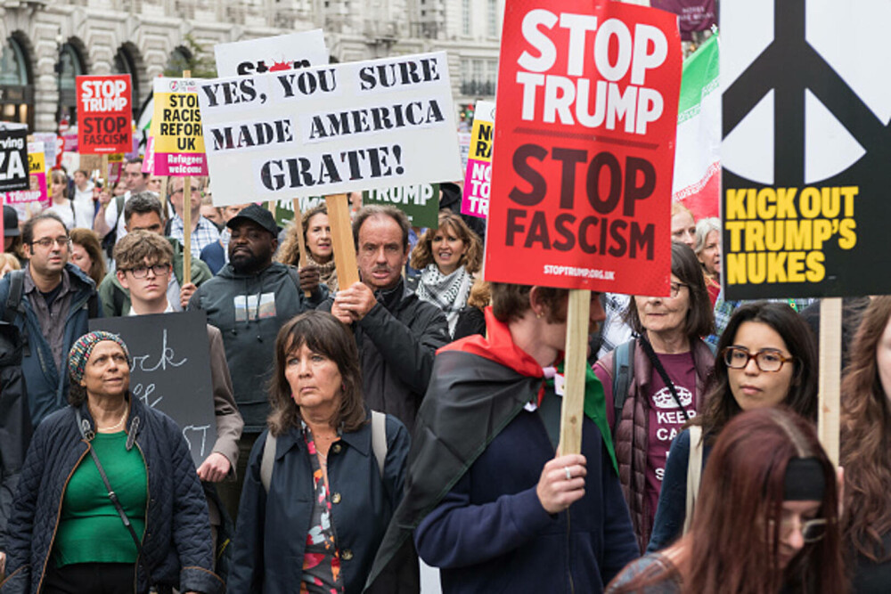 Mii de oameni au protestat la Londra față de vizita de stat a lui Donald Trump: „Migranții sunt bineveniți, el nu”. FOTO - Imaginea 17