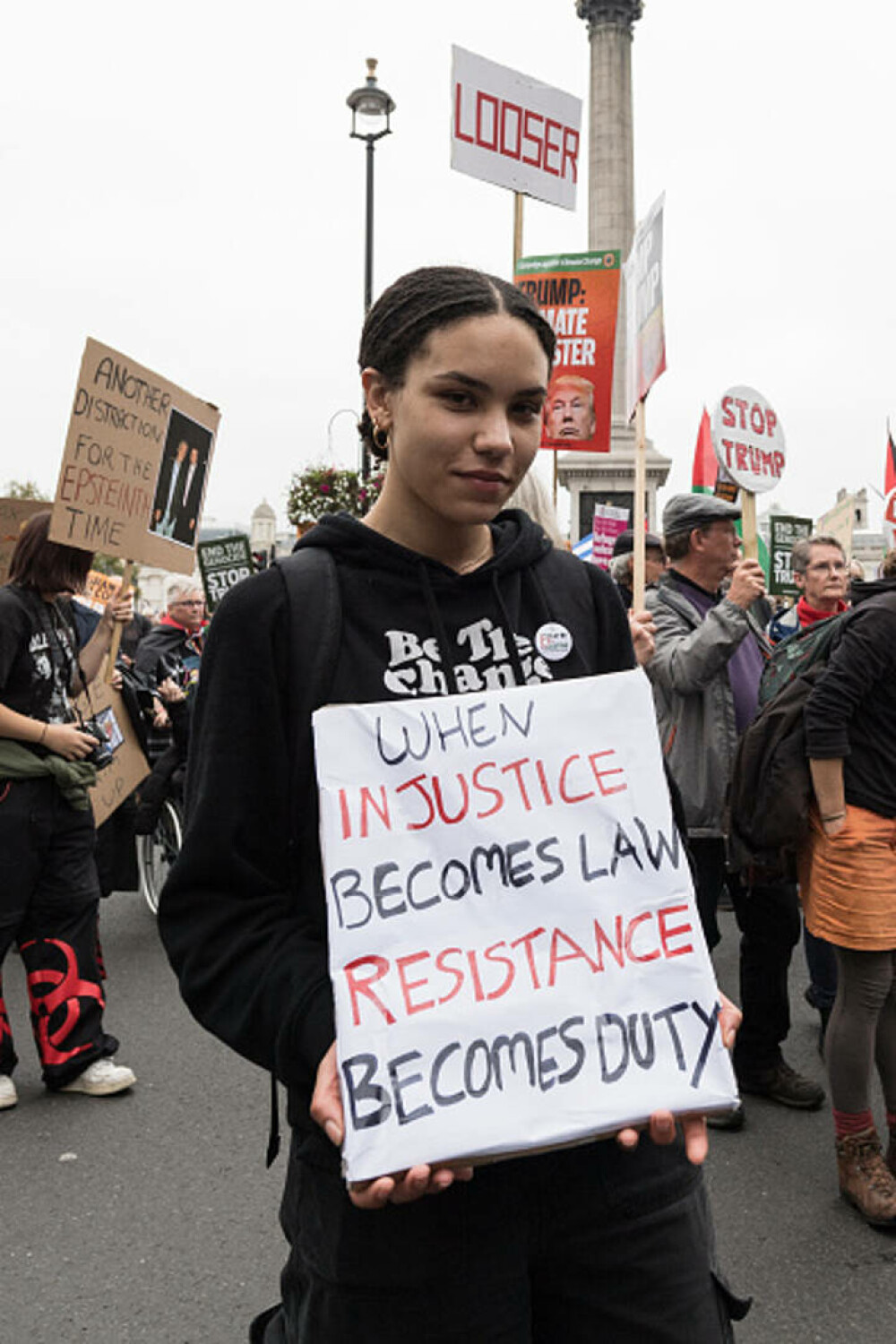Mii de oameni au protestat la Londra față de vizita de stat a lui Donald Trump: „Migranții sunt bineveniți, el nu”. FOTO - Imaginea 18